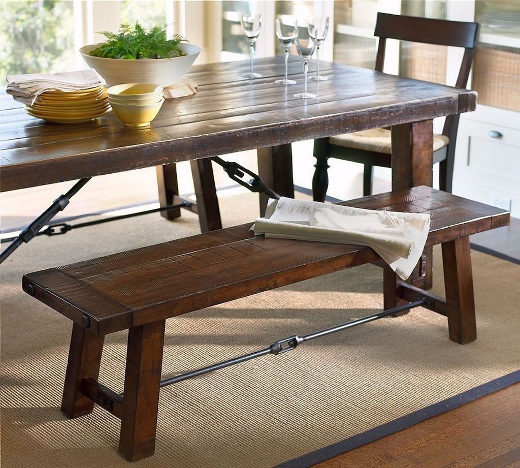 Mesa de cocina de madera con bancos