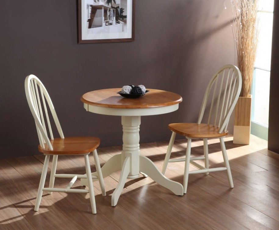 Mesa de cocina de madera con tonos claros