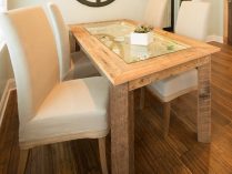 Mesa de cocina de madera espaciosa