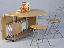 Mesa de cocina pequeña con sillas plegables