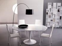 Mesa de comedor extensible de color blanco