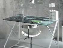 Mesa de cristal con acabados de mármol