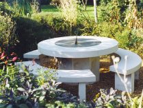 Mesa de jardín de piedra con bancos