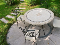 Mesa de jardín de piedra redonda