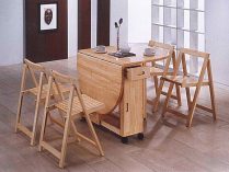 Mesa de madera y sillas plegables