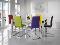 Mesa moderna de comedor con sillas coloridas
